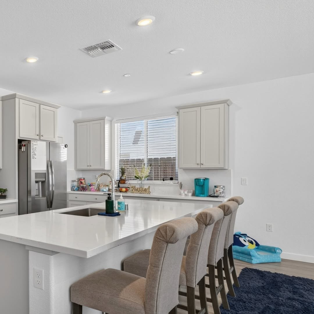 A Yuba City home kitchen with island seating
